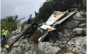 El avión cayó en una zona de difícil acceso.