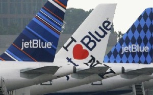 Jet Blue ya no sabe de dónde sabar pilotos para sus aviones.