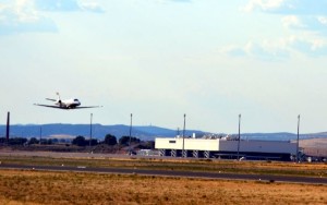 El avión realizó varias pasadas siguiendo el eje de pista.