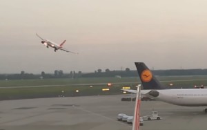 El avión abandonó el rumbo de pista para sobrevolar la terminal a baja altura.