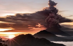 La erupción está levantando grandes nubes de cenizas. 