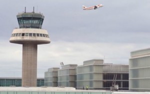 El aparato tomó tierra en El Prat para que el pasajero pudiese ser atendido.