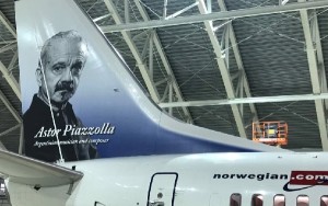 La efigie del compositor Astor Piazzolla luce en la cola del primer avión argentino de Norwegian.