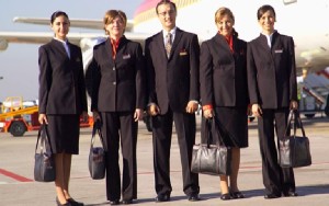 Grandes diseñadores han confeccionado los uniformes de Iberia. En la foto, prendas de Adolfo Dominguez.