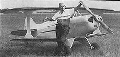 Curtiss Pitts con la réplica de su primer avión 