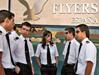 Un grupo de alumnos charla en las instalaciones de American Flyers.