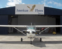 Vista frontal de uno de los hangares de la escuela American Flyers España. 