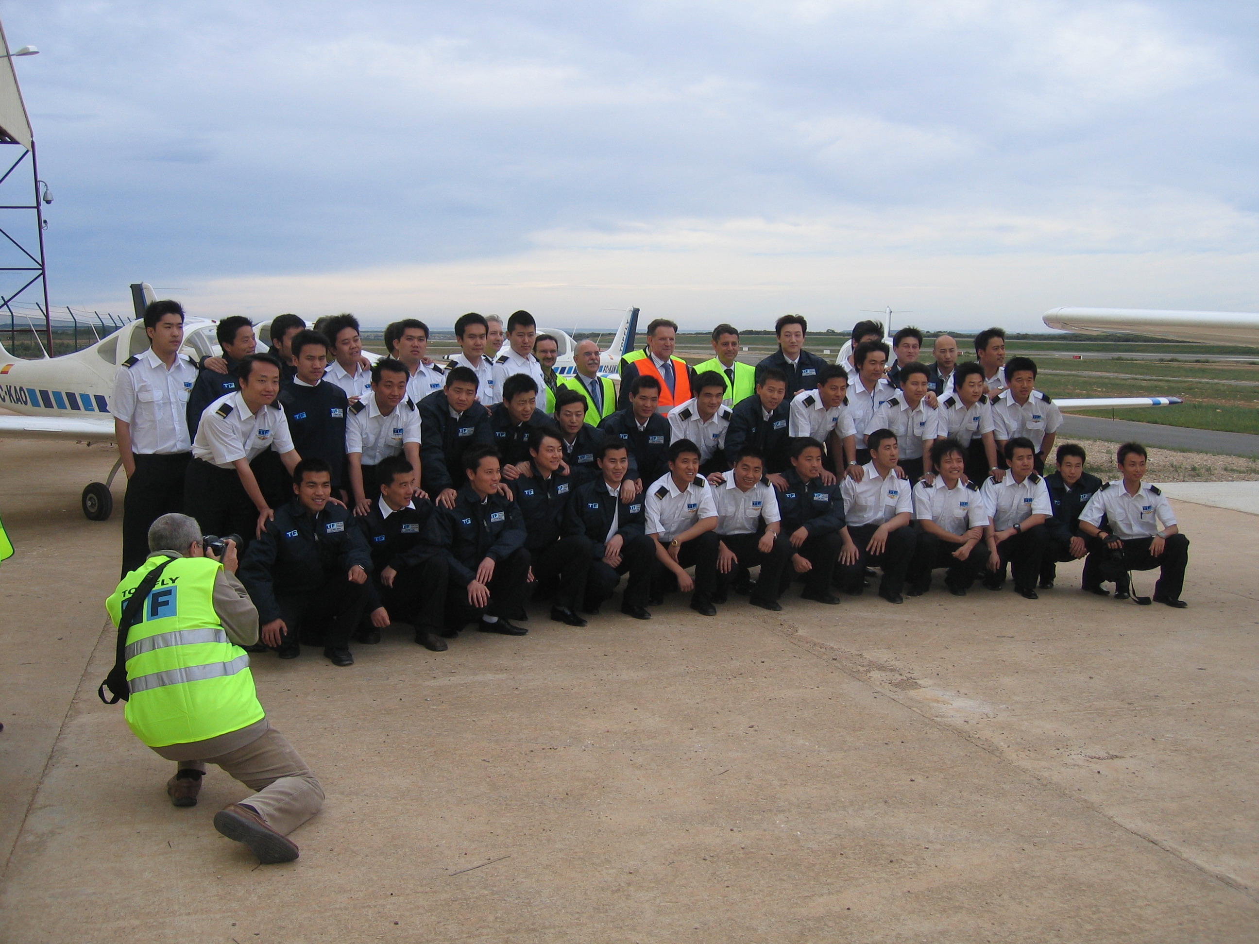 Alumnos de China Eastern en Huesca posando junto al Presidente de Aragón, en una reciente visita 