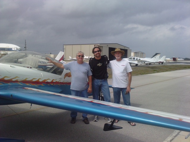 Junto al equipo de Charlie Wolff. Su mecánico (izquierda) y su piloto de pruebas (que también de Piper) a la derecha