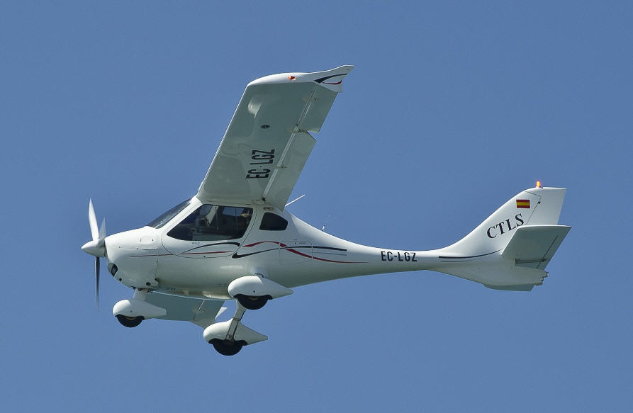 El carrusel de Aviacion Ultraligera fue espectacular mas de diez formaciones de aviones se dieron cita en Motril