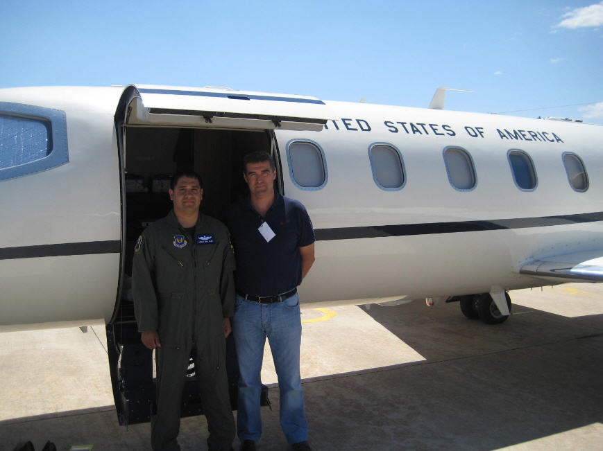 Jose Miguel Perez presidente de la AAAO junto a la tripulacion del Lear Jet