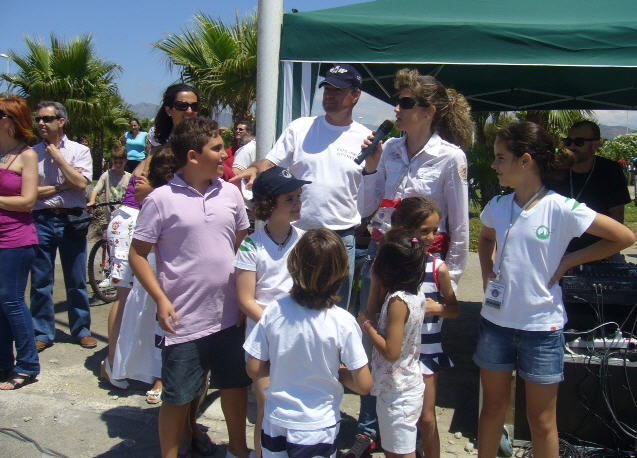 Los ganadores del concurso con Mercé Martí indicando las figuras acrobáticas que querían ver